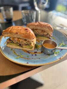 Burger de crabe et avocat