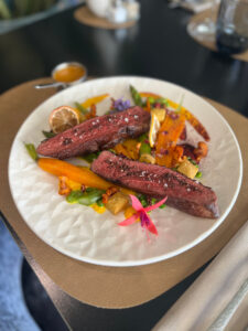 Magret de canard, carottes et girolles